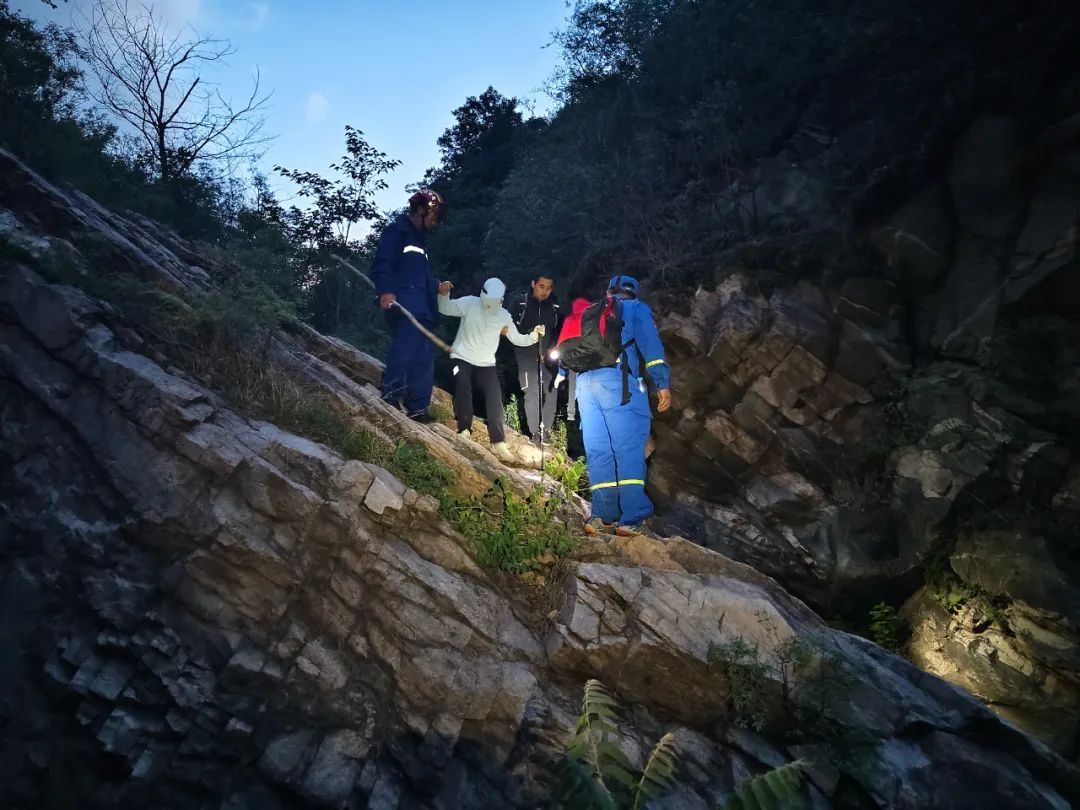 两女子登野山被困，北京密云消防连夜搜救