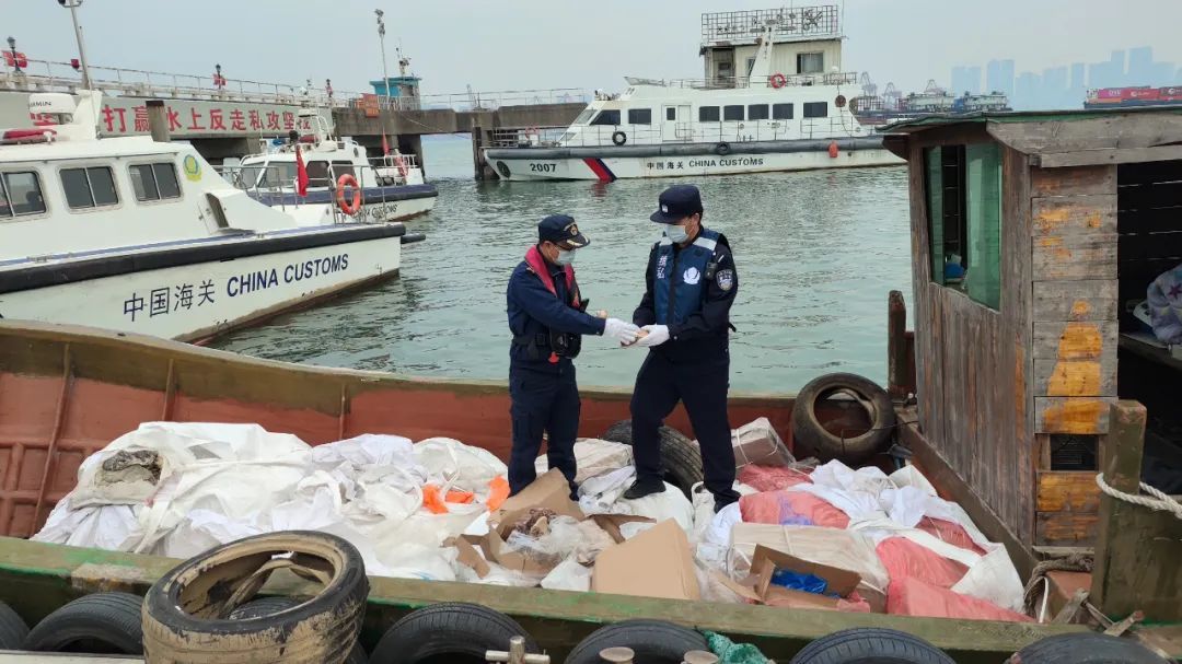 广州海关查获一批走私猪肚、牛百叶，部分已变质