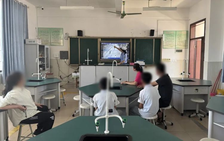 “翘头”耍帅?两少年骑车翘头逆行,交警、家长、学校联手教育 “翘头”耍帅?两少年骑车翘头逆行,交警、家长、学校联手教育