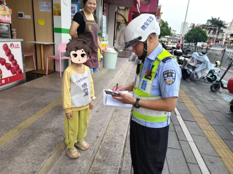 “我指哪里你再走哪”和奶奶走散后，厦门5岁小孩哥淡定拦警车求助……