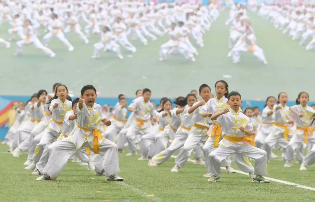 抛绣球的不一定是新娘，还可能是中考考生！