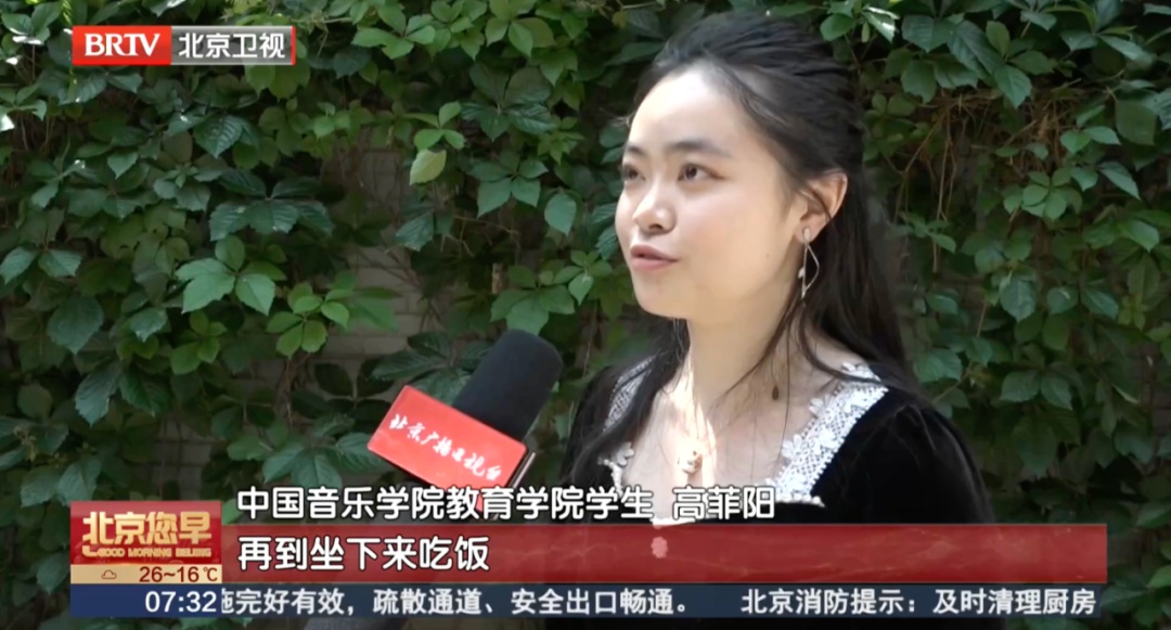 在“黑暗”餐厅吃了一顿午饭，竟听见最“震撼”的声音！