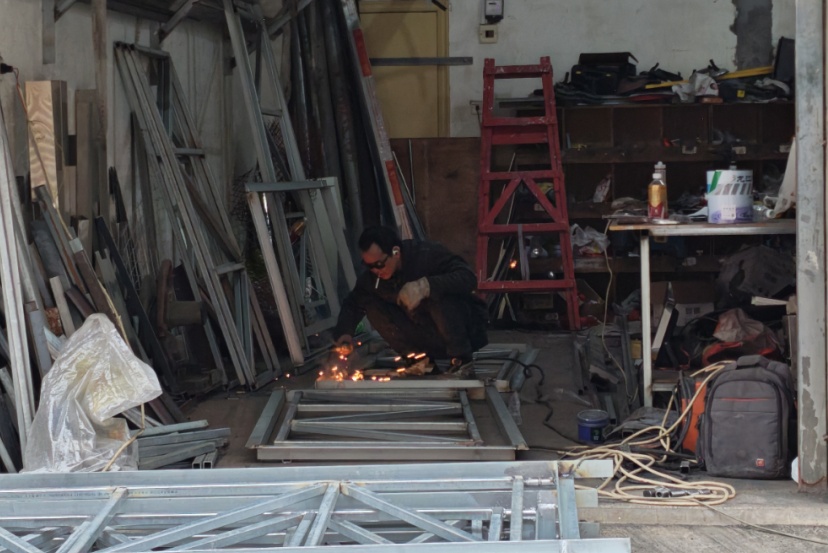 拘留!俩男子持假证上岗被当场抓获 拘留!俩男子持假证上岗被当场抓获