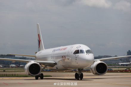 深圳机场首航国产大飞机C919 深圳机场首航国产大飞机C919