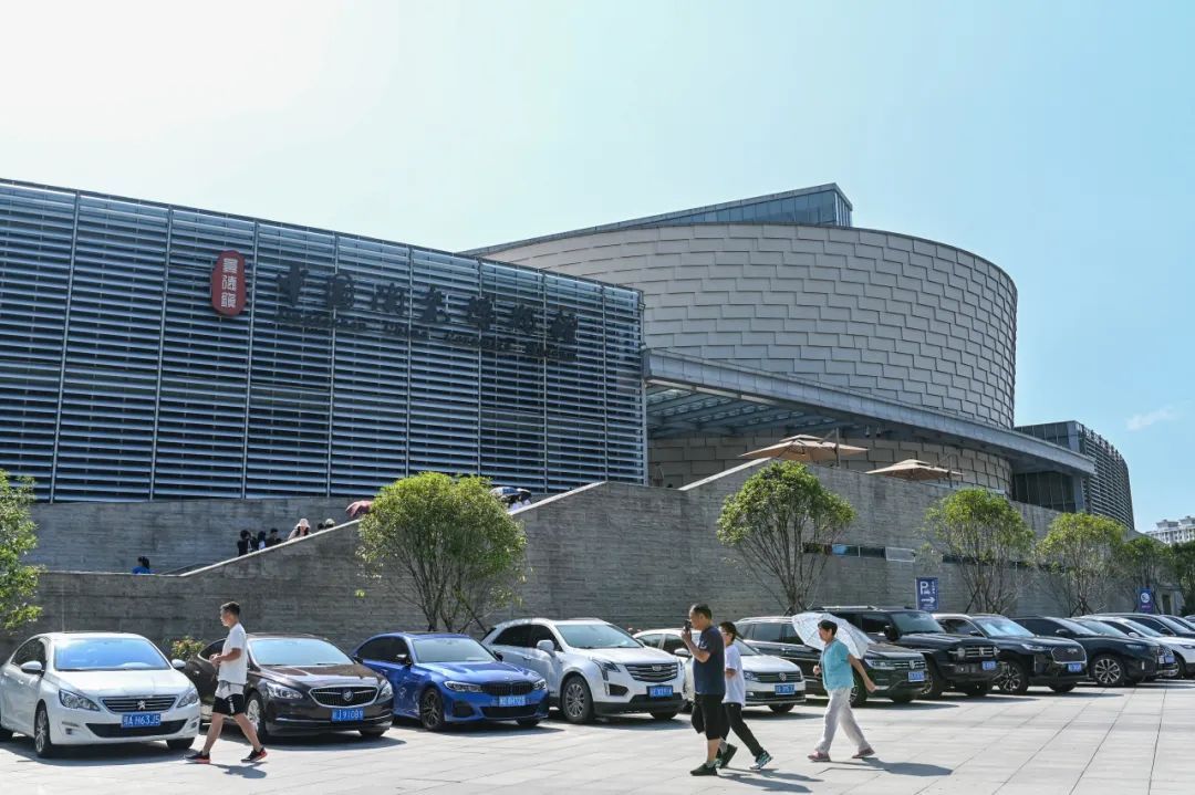 “显眼包”邀你坐高铁!网友:老祖宗的幽默好超前 “显眼包”邀你坐高铁!网友:老祖宗的幽默好超前