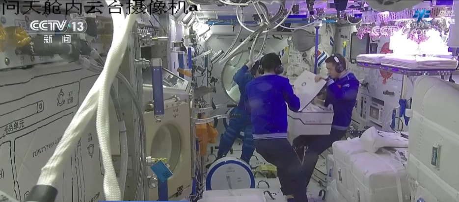 神二十乘组“更新”天宫周记 他们都在忙些什么→ 神二十乘组“更新”天宫周记 他们都在忙些什么→