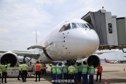 深圳机场首航国产大飞机C919 深圳机场首航国产大飞机C919