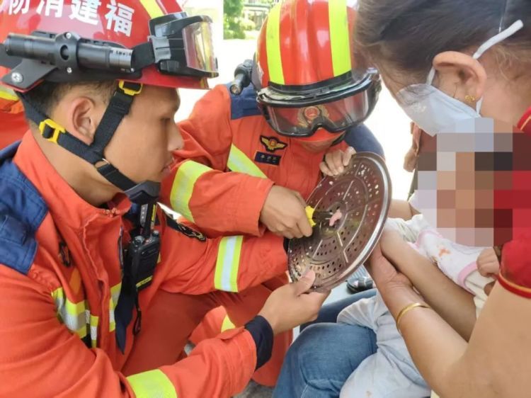 厦门一男孩紧急送医!四根手指差点被蒸屉“咬”断 厦门一男孩紧急送医!四根手指差点被蒸屉“咬”断
