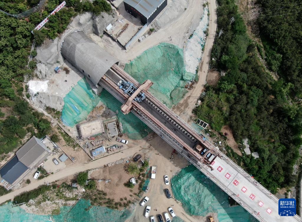 西十高铁全线完成箱梁架设 西十高铁全线完成箱梁架设