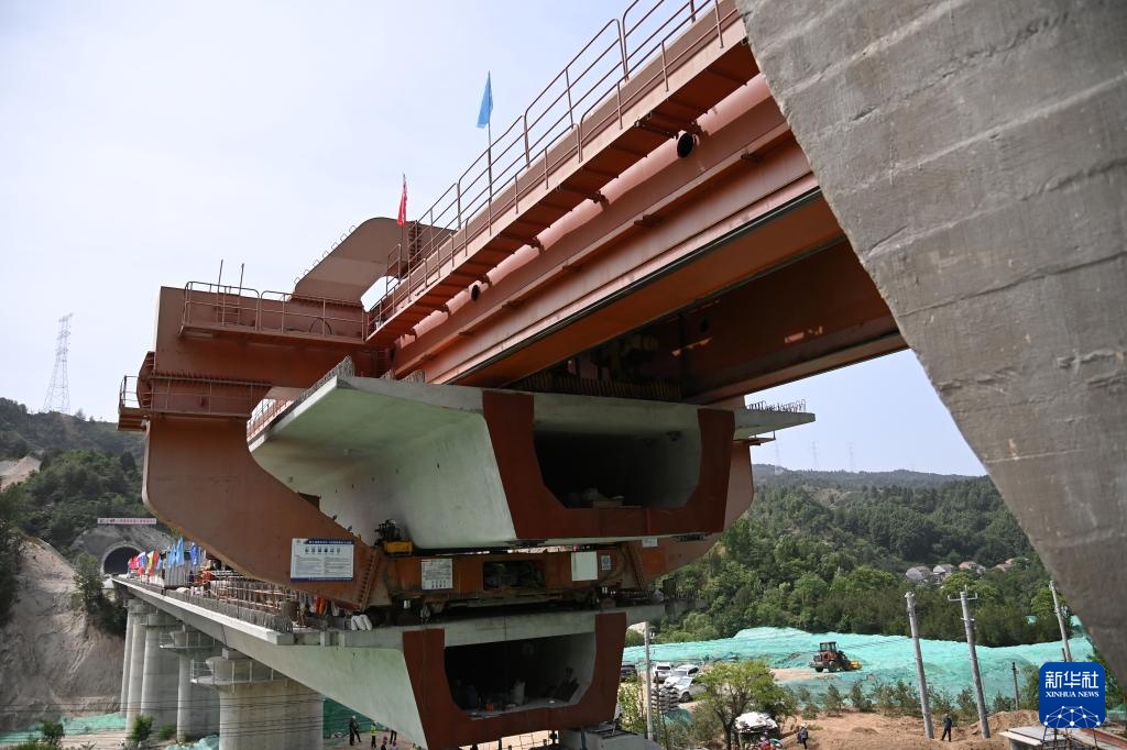 西十高铁全线完成箱梁架设 西十高铁全线完成箱梁架设