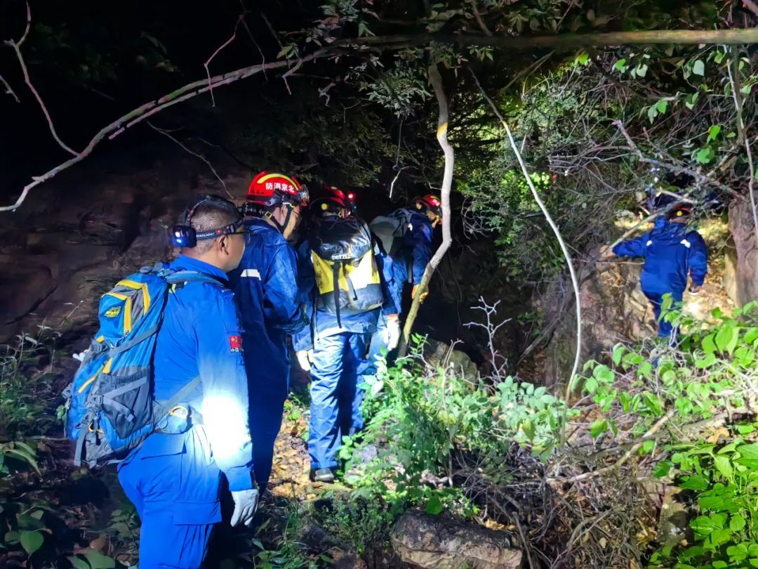 两女子登野山被困，北京密云消防连夜搜救