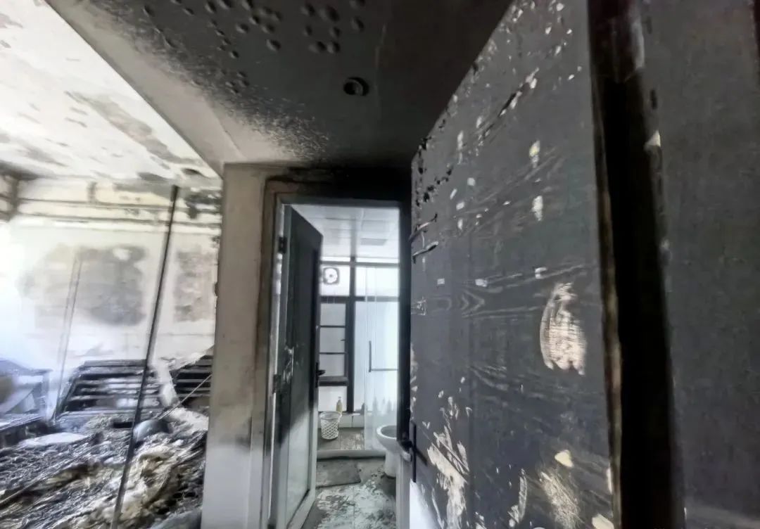 又一起!男子家卧室烧光!快拔掉这根充电线→ 又一起!男子家卧室烧光!快拔掉这根充电线→