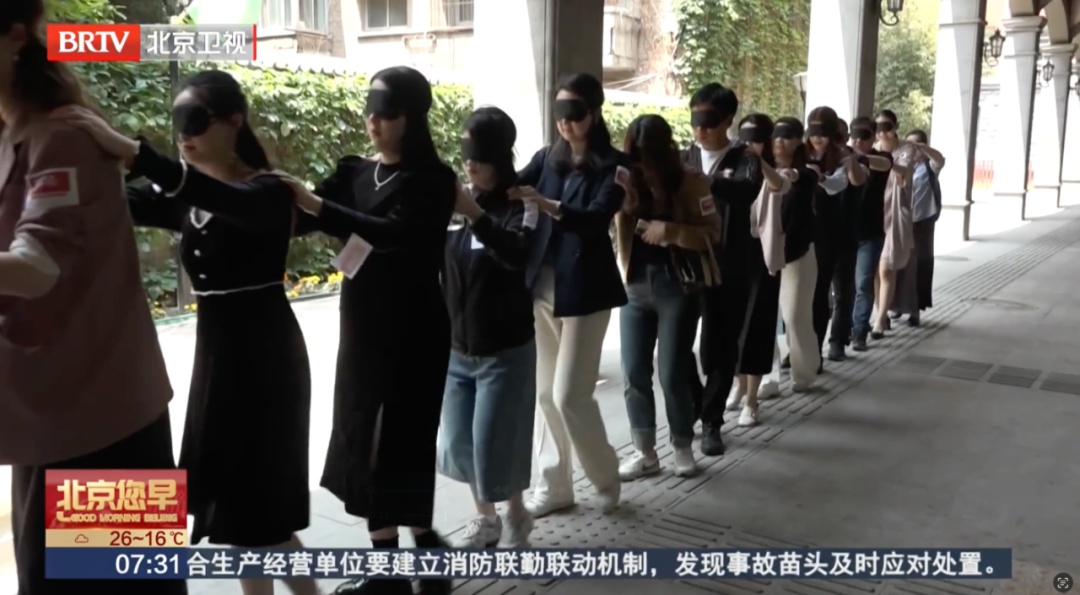 在“黑暗”餐厅吃了一顿午饭，竟听见最“震撼”的声音！