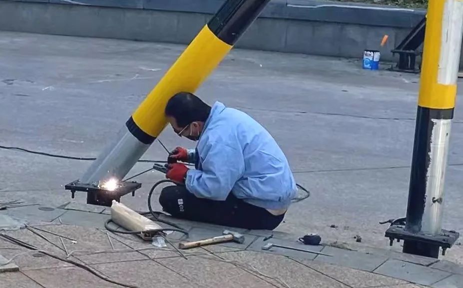 拘留!俩男子持假证上岗被当场抓获 拘留!俩男子持假证上岗被当场抓获