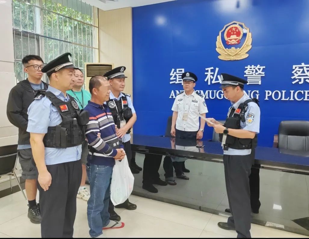 潜逃非洲8年,广东缉捕1名象牙走私“红通”逃犯归案 潜逃非洲8年,广东缉捕1名象牙走私“红通”逃犯归案