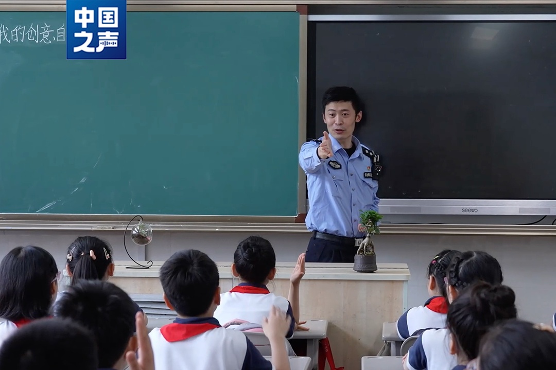 “请开门,我是警察,我打游戏全国16强!” “请开门,我是警察,我打游戏全国16强!”