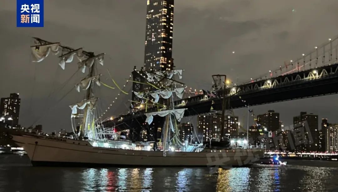 现场直击,墨西哥海军帆船撞上纽约大桥 现场直击,墨西哥海军帆船撞上纽约大桥