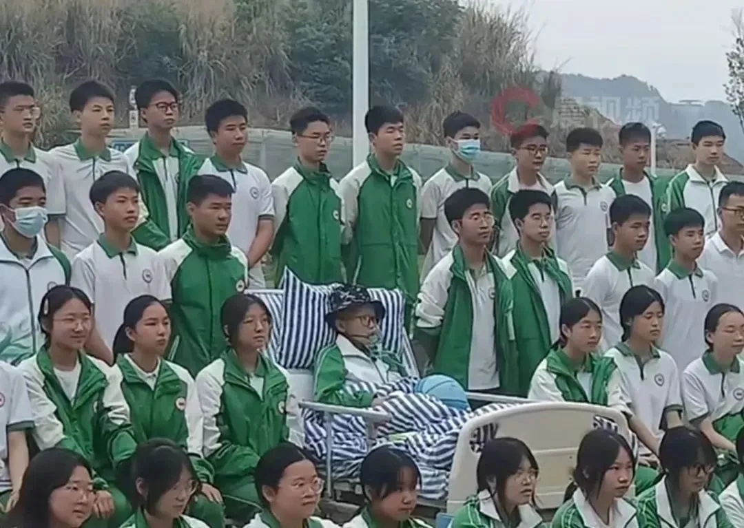 他走了,刚拍完这张“特别的毕业照” 他走了,刚拍完这张“特别的毕业照”