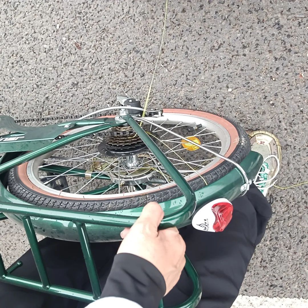 “人差点没了,已报警!”男子骑行中遭风筝线勒喉,如何维权?律师提醒 “人差点没了,已报警!”男子骑行中遭风筝线勒喉,如何维权?律师提醒