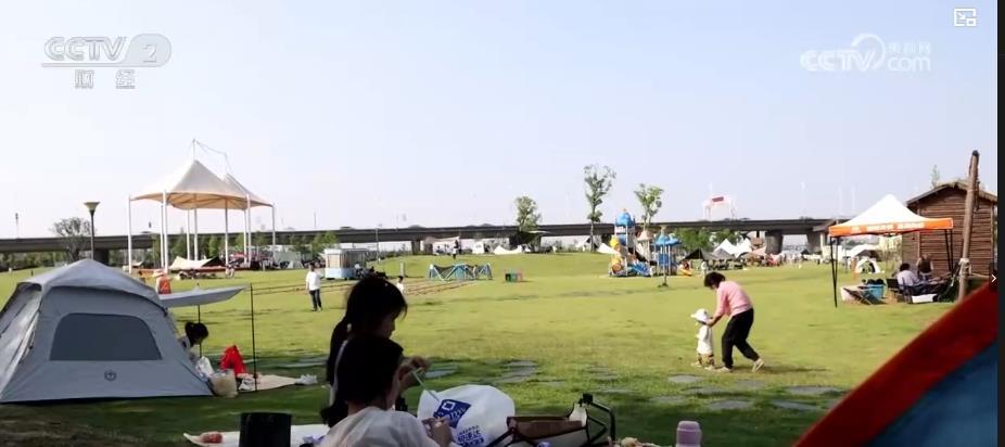“露营经济”点亮城市活力 户外休闲消费迎来新热潮 “露营经济”点亮城市活力 户外休闲消费迎来新热潮