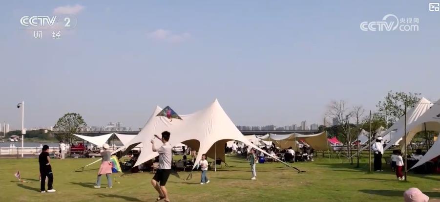 “露营经济”点亮城市活力 户外休闲消费迎来新热潮 “露营经济”点亮城市活力 户外休闲消费迎来新热潮