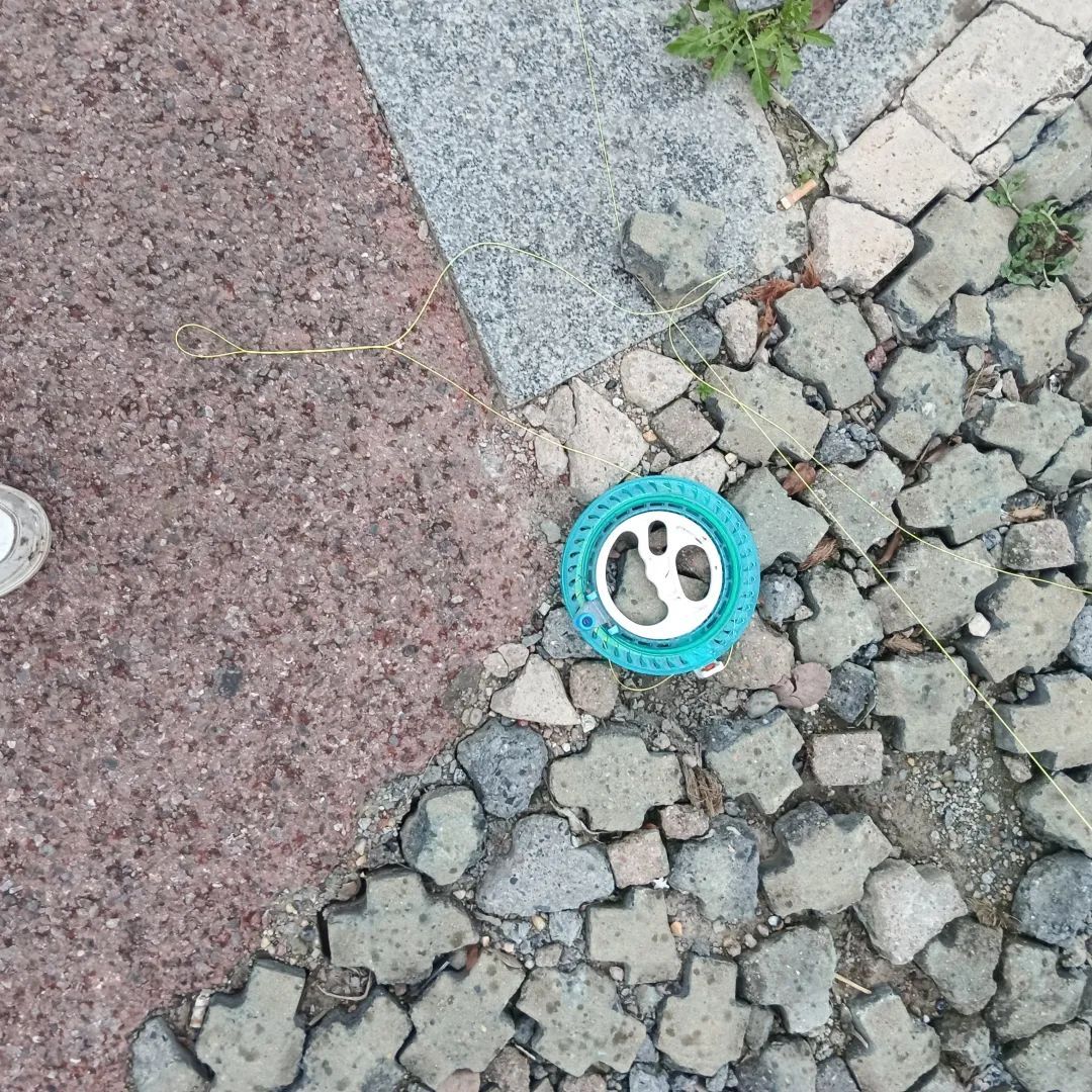 “人差点没了,已报警!”男子骑行中遭风筝线勒喉,如何维权?律师提醒 “人差点没了,已报警!”男子骑行中遭风筝线勒喉,如何维权?律师提醒