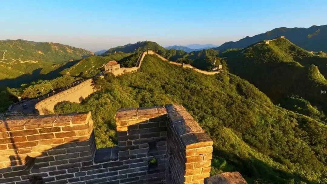 哪里跑！两名游客在八达岭长城刻字后返回上海，京沪警方联手办案，已拘留！