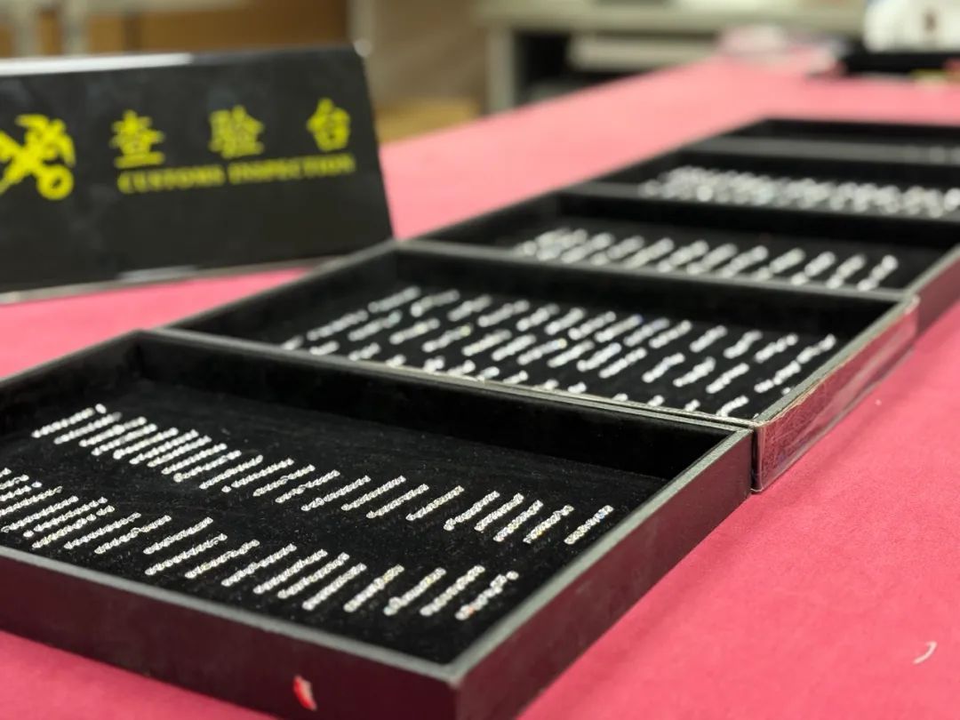 离谱!女子在贴身卫生巾里藏2003粒钻石… 离谱!女子在贴身卫生巾里藏2003粒钻石…