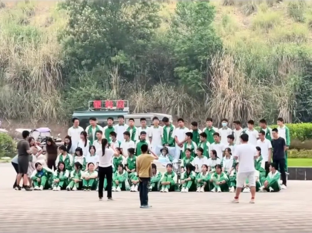 他走了,刚拍完这张“特别的毕业照” 他走了,刚拍完这张“特别的毕业照”