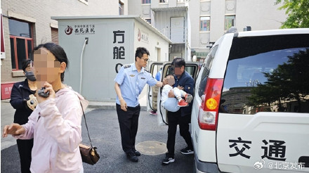 4分钟紧急救援，北京交通执法护送受伤儿童就医