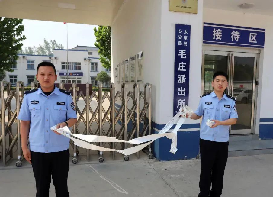 清晨街头"贴黄"?三名小青年刚出手就被一锅端! 清晨街头"贴黄"?三名小青年刚出手就被一锅端!