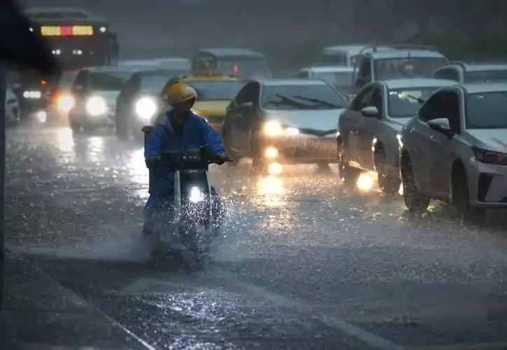 广东北部等地有大暴雨，近期南方多雨成因→