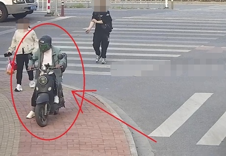 男子每次戴头盔偷盗,海宁警方:掩耳盗铃... 男子每次戴头盔偷盗,海宁警方:掩耳盗铃...