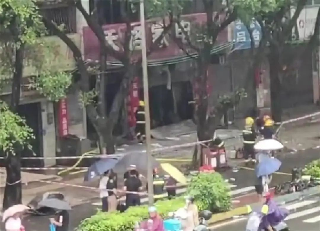 店铺凌晨起火，一家四口被烧伤！消防提醒