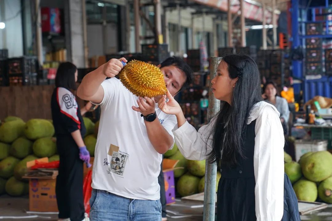 超1500吨泰国榴莲,抵达广州 超1500吨泰国榴莲,抵达广州