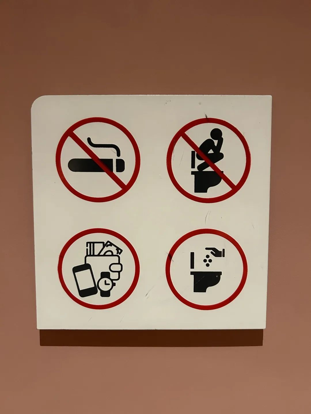 “基本都有鞋印”，商场女厕到底该怎么上：蹲、坐还是“悬空”？