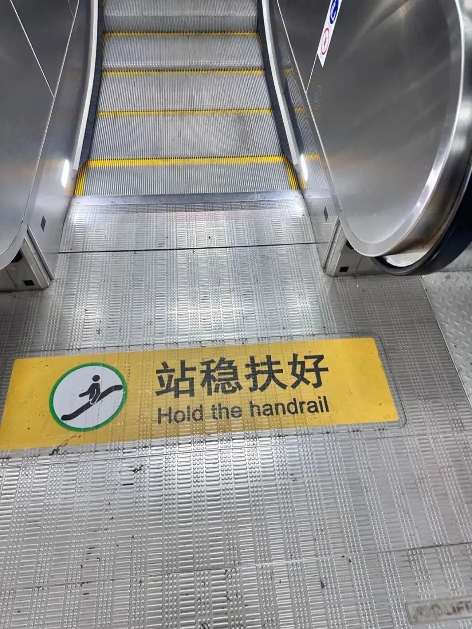 很多人坐地铁有这个习惯，已被叫停多年！这样做真的不是“高素质”