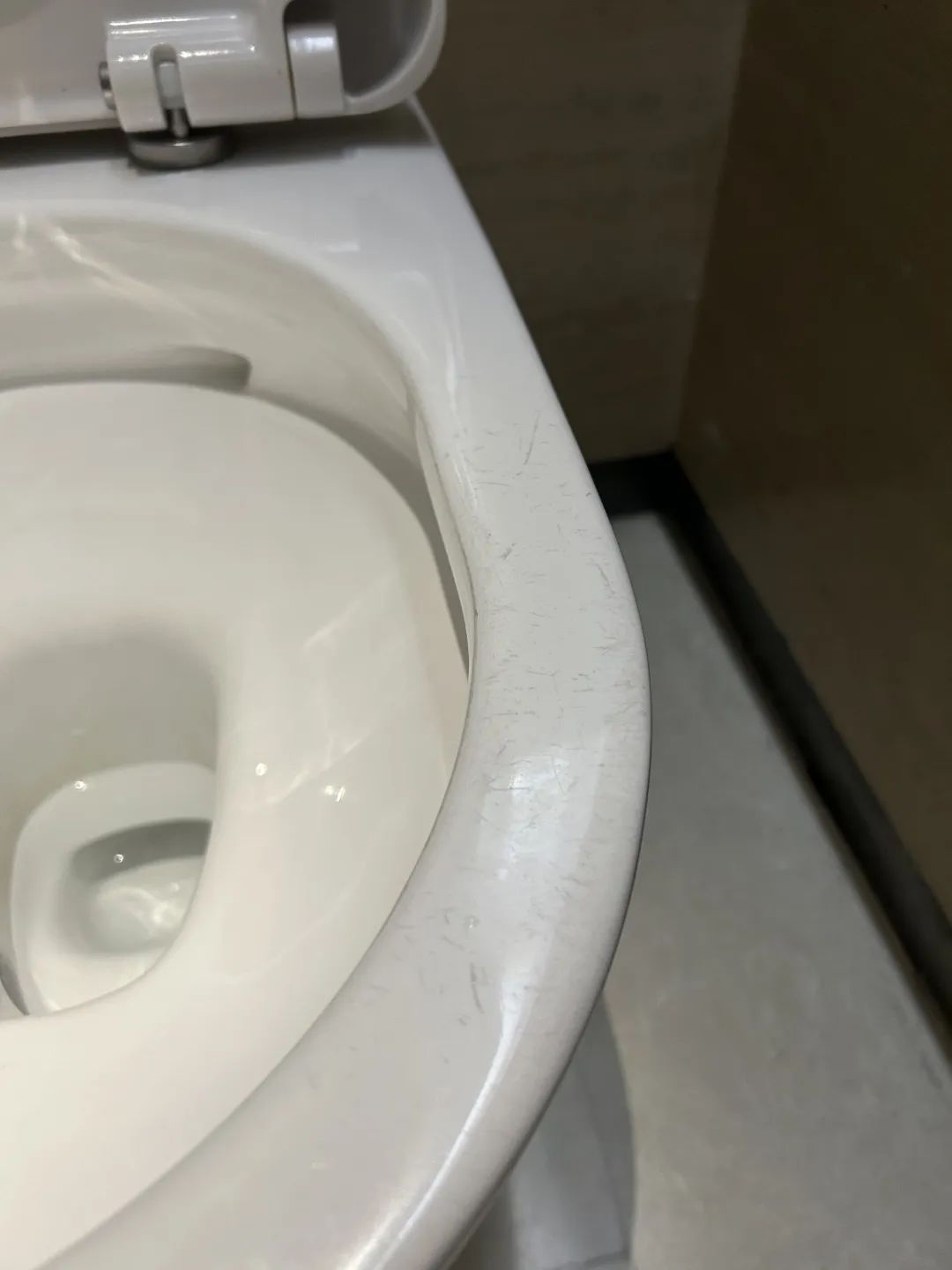 “基本都有鞋印”，商场女厕到底该怎么上：蹲、坐还是“悬空”？