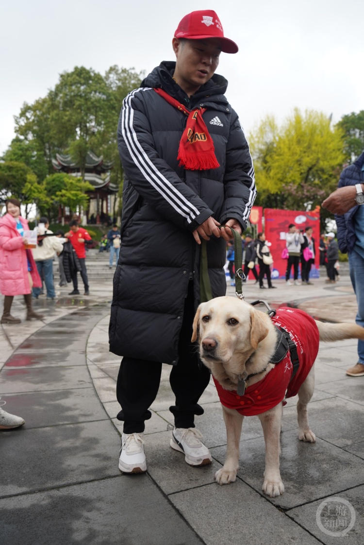他用耳朵“看”比赛:重庆41岁视障患者通过6月国足主场观赛球迷选拔 他用耳朵“看”比赛:重庆41岁视障患者通过6月国足主场观赛球迷选拔