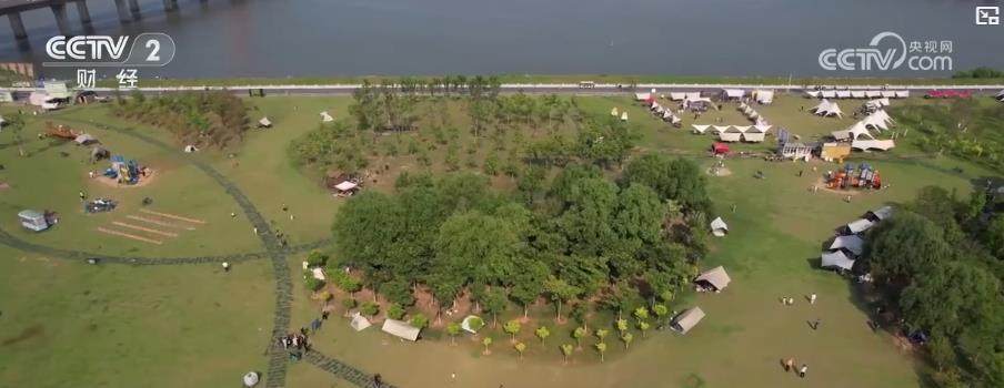 “露营经济”点亮城市活力 户外休闲消费迎来新热潮 “露营经济”点亮城市活力 户外休闲消费迎来新热潮