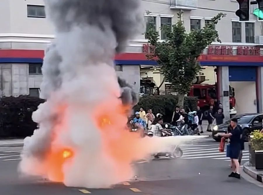 事发上海街头!“老头乐”突然燃起大火,独腿爷叔不知所措,消防员“0秒”出警 事发上海街头!“老头乐”突然燃起大火,独腿爷叔不知所措,消防员“0秒”出警