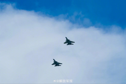 看不够!战机穿梭云海瞬间 看不够!战机穿梭云海瞬间