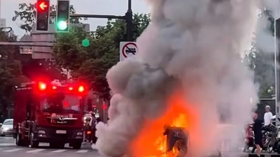 事发上海街头!一“老头乐”突然起火,整辆车迅速被大火吞噬,独腿爷叔不知所措…… 事发上海街头!一“老头乐”突然起火,整辆车迅速被大火吞噬,独腿爷叔不知所措……