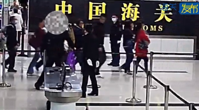 女子在身穿的卫生巾内藏2003粒钻石，总重616.43克拉！海关：已立案