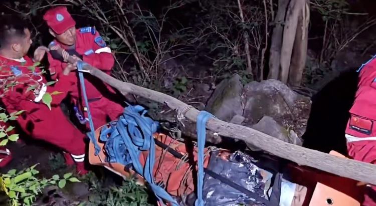 山西一网红徒步野游线路“巨蟒之吻”发生驴友坠崖？知情人称无大碍，当地宣布封路