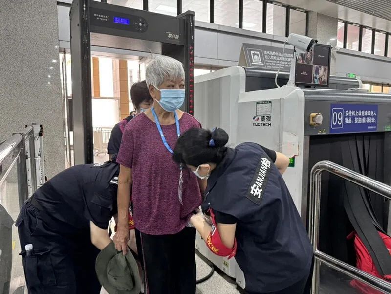 日行不超过200公里，深圳这趟“慢车”的体验感超舒适