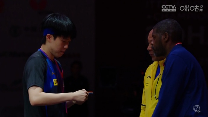 热搜爆了！王楚钦回应换球拍：不知道为什么每次都是我遇到，对组织办赛方很失望