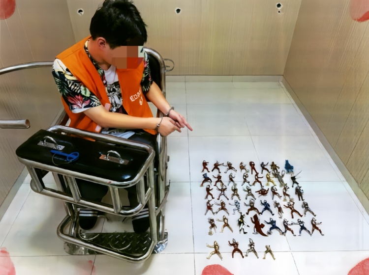 男子乔装偷走44件奥特曼手办，此前因偷钢铁侠、蜘蛛侠手办被拘