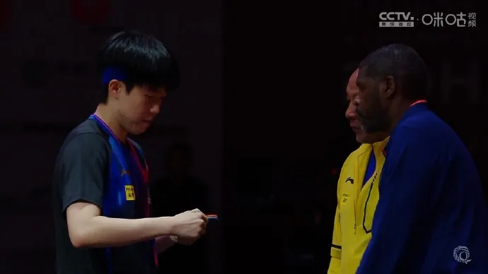 球拍又坏了!?王楚钦回应:为什么每次都是我!白宇发图力证… 球拍又坏了!?王楚钦回应:为什么每次都是我!白宇发图力证…