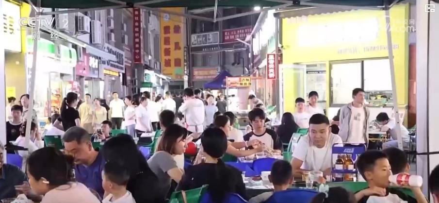 既有“烟火气”又有“科技范儿” “夜经济”成为拉动城市消费新引擎 既有“烟火气”又有“科技范儿” “夜经济”成为拉动城市消费新引擎